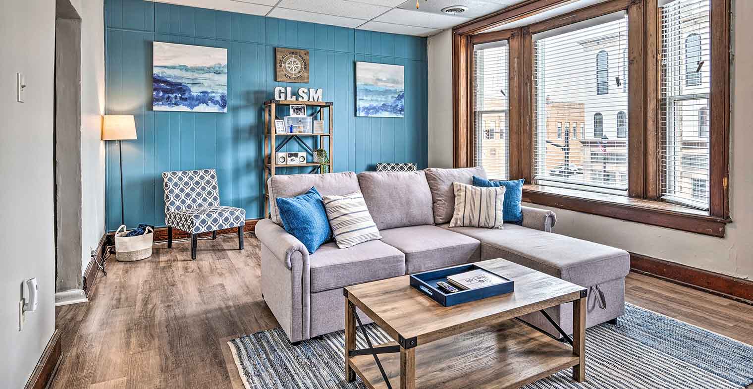 UNWIND IN COMFORT The ideal couples getaway overlooking Main St.